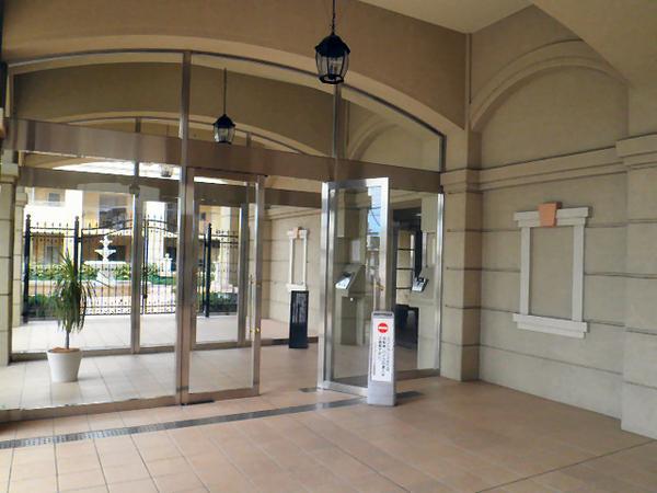 Entrance. Common areas