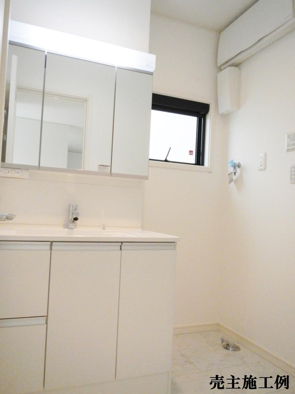 Wash basin, toilet. Mirror of shiny even after bath in cloudy shut mirror