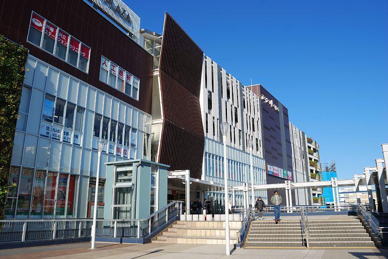 Shopping centre. Totsukana is a large shipping mall 540m would complete anything until. Crowded a family with children on the weekend.