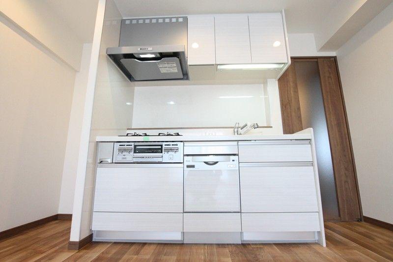 Kitchen. Storage-rich kitchen