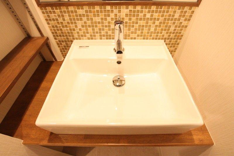 Wash basin, toilet. Stylish wash basin