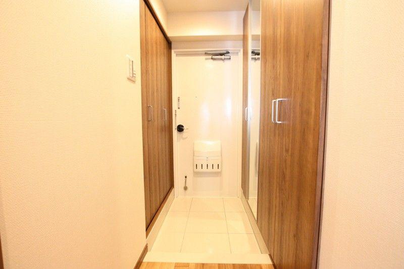 Entrance. The footwear purse is convenient with a full-length mirror
