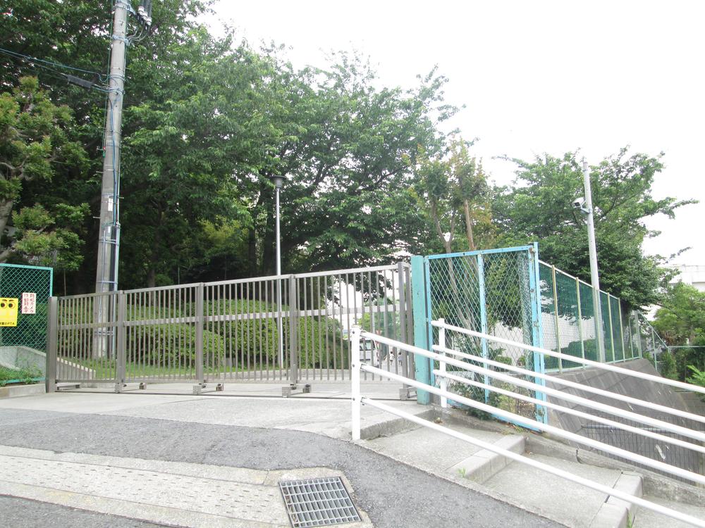 Other. Akiba an 8-minute walk from the junior high school (650m)