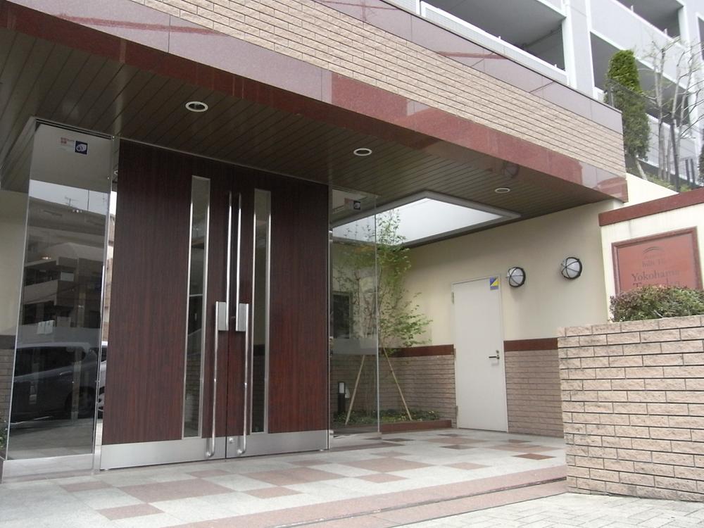 Entrance. The door around to paste glass, Open entrance to greet warmly the people who visit