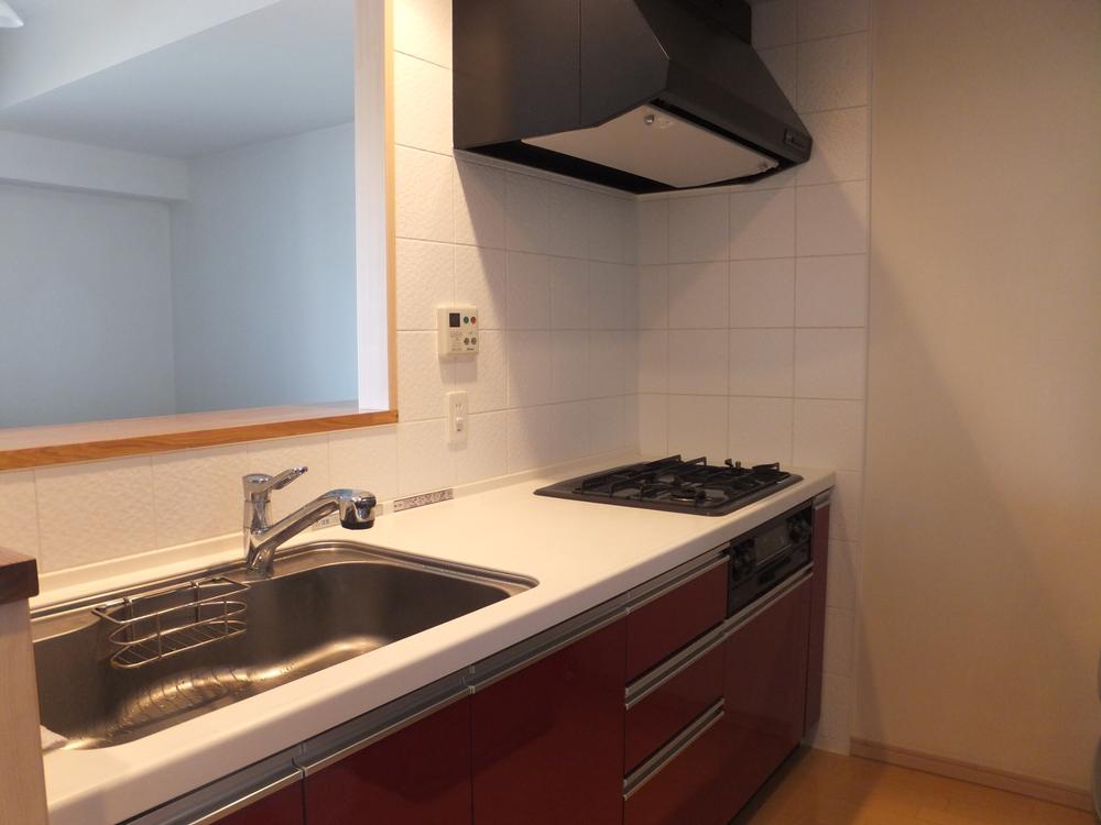 Kitchen. Popular counter kitchen. High-performance disposer has also been equipped with.