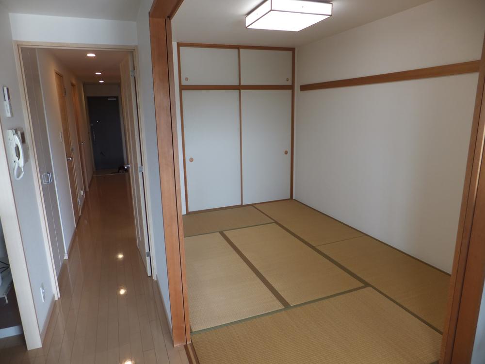 Non-living room. All flat floor that eliminates the floor of the step, such as the living room and hallway in the residence Other prevention stumble, This is useful even on to clean.