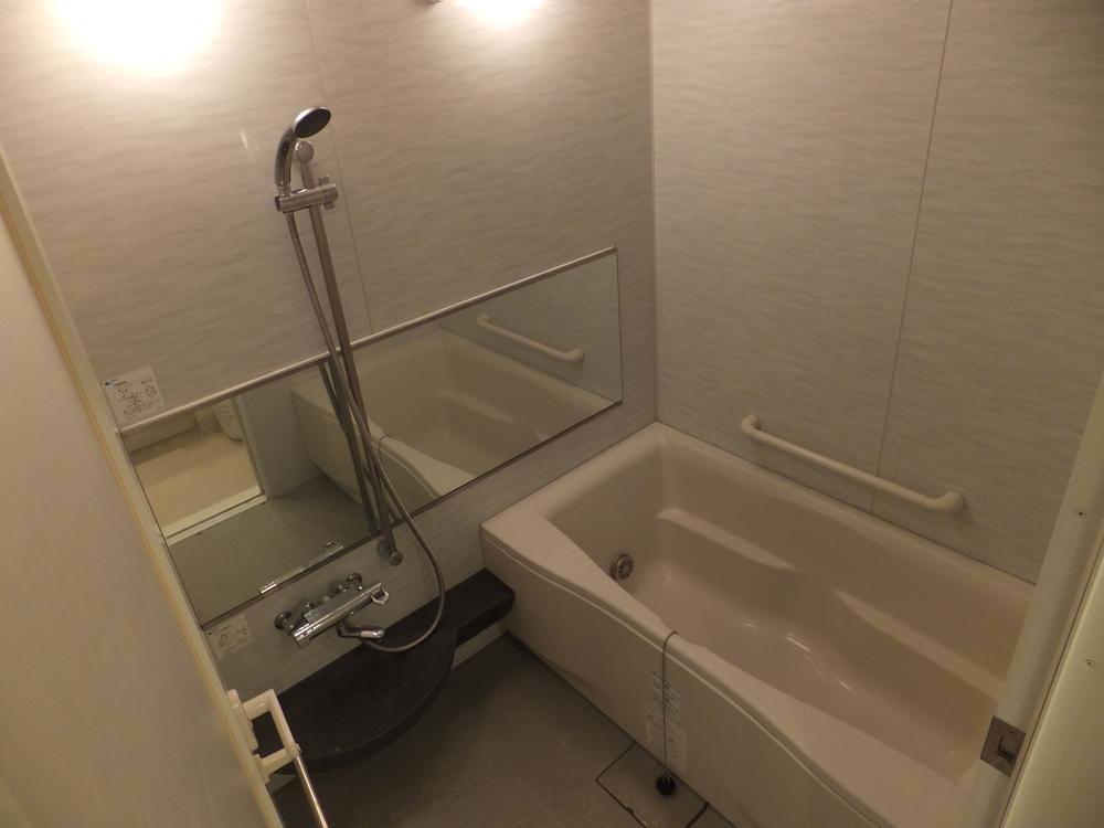 Bathroom. Adopted Otobasu and bathroom dryer that can be operated with the touch of a button from the kitchen.