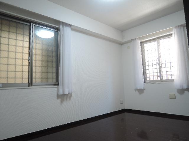 Non-living room. Two-sided lighting Western-style