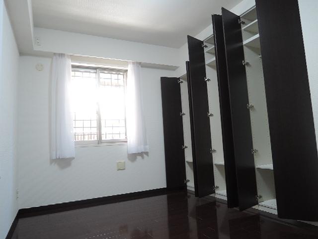 Non-living room. 6.8 Pledge Western-style
