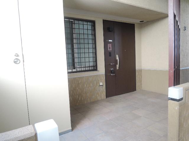 Entrance. Spacious entrance porch
