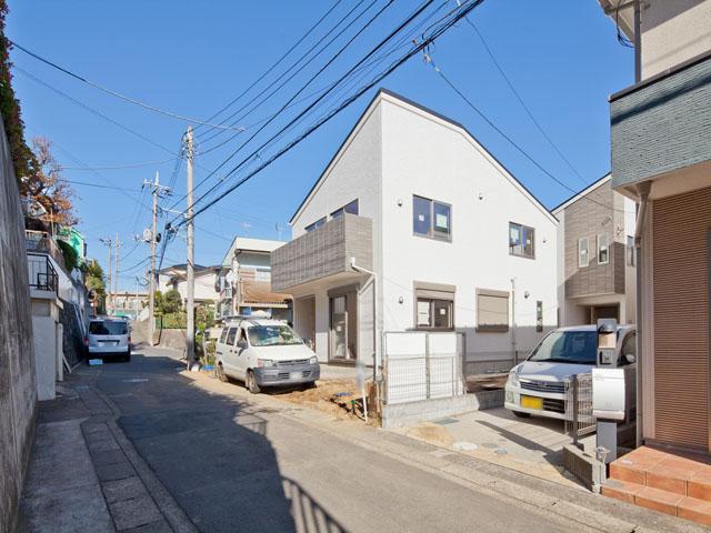 Local photos, including front road. Local (11 May 2013) Shooting Front road is 4m. Car out can be easily.