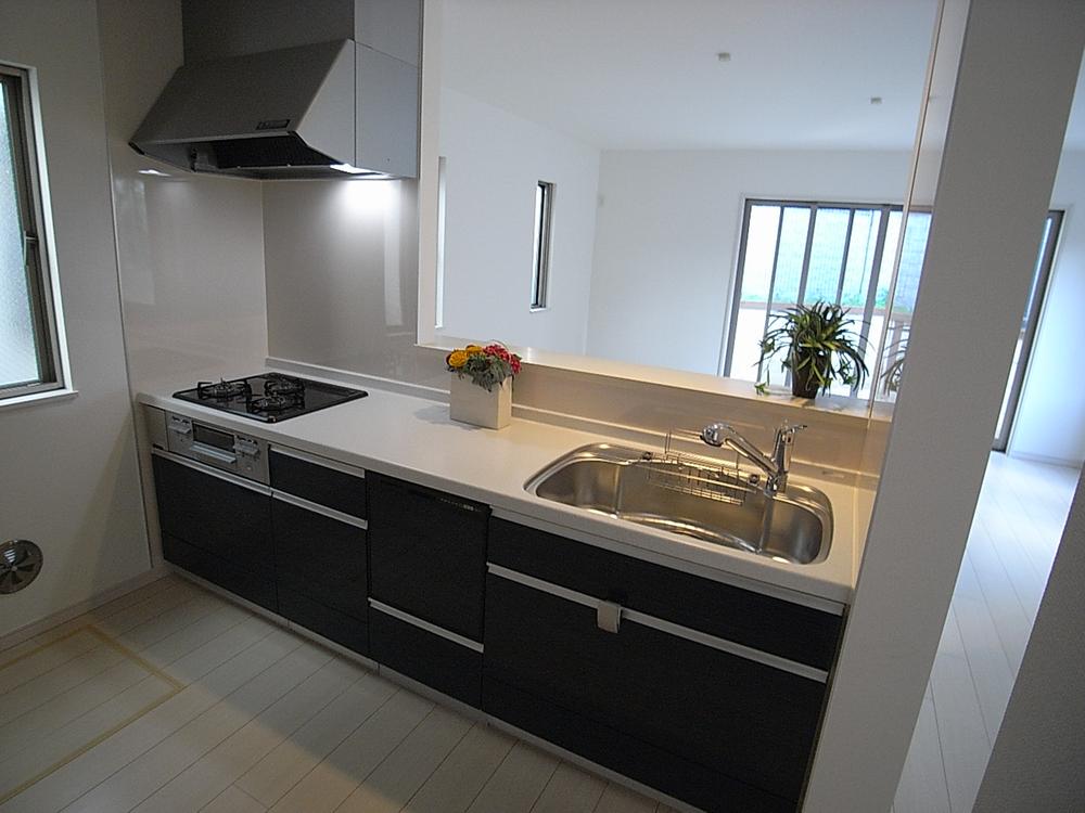 Kitchen. With tableware dryer wife a strong ally! It is a popular face-to-face kitchen. Indoor (September 2013) Shooting