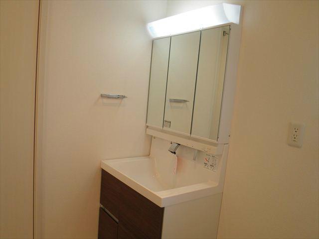 Wash basin, toilet. Washbasin of Light