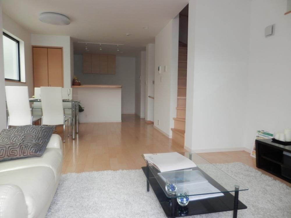 Living. Indoor shooting (November 25, 2013) Living popularity of designer house. done. Local guides available! You can see the room