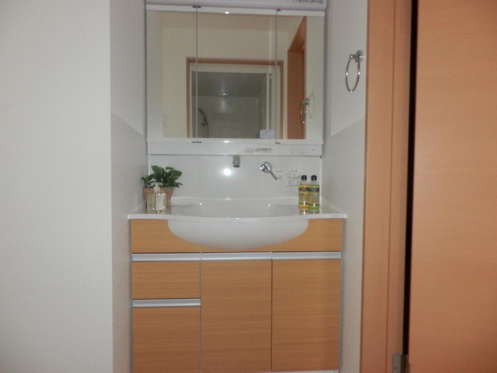 Wash basin, toilet. Indoor shooting (November 25, 2013) Washroom