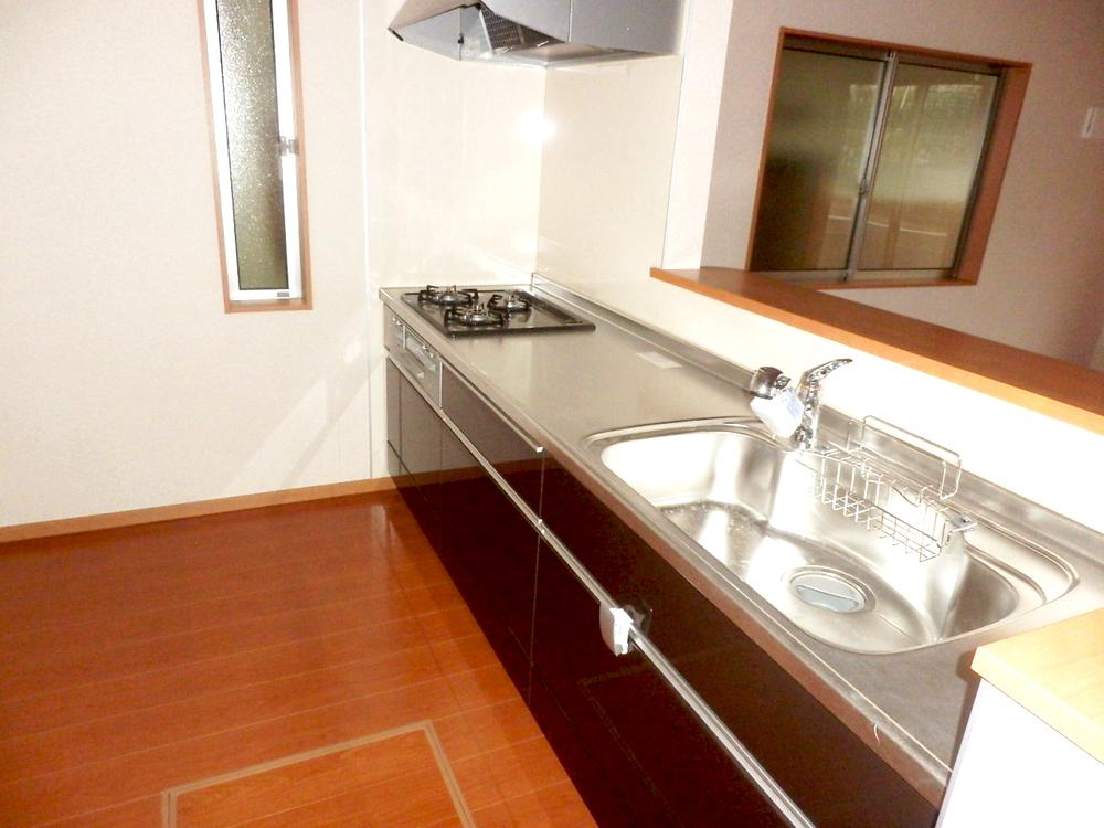 Kitchen. 3-burner stove, Cooking space is also spacious! Usability is preeminent in all building popularity of face-to-face kitchen! (December 2013) Shooting