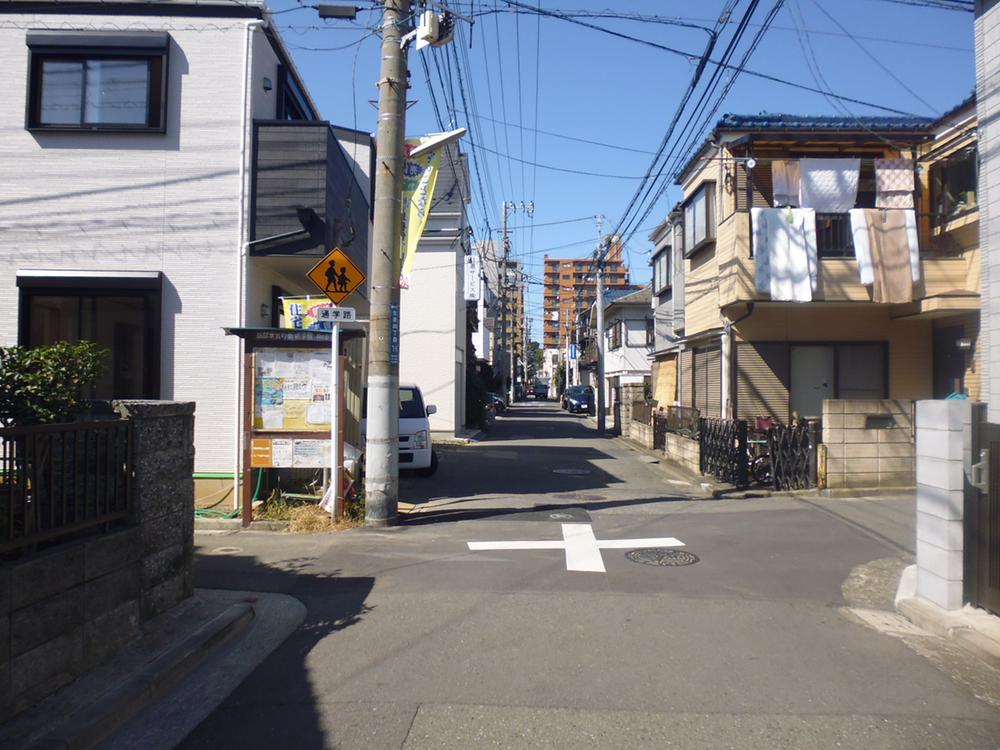 Local photos, including front road. Local shooting