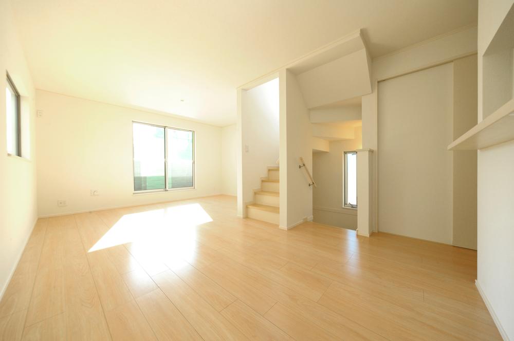 Same specifications photos (living). Finish you to totally no feeling of pressure room by the color of the flooring to the white base. Clean impression good impression !! (same specifications)