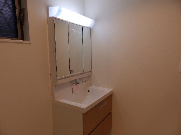 Wash basin, toilet. 2013 / 12 shooting: washbasin