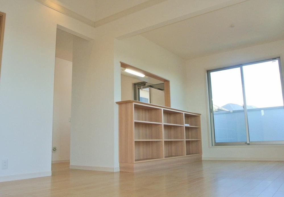 Living. Spacious 18.3 Pledge living