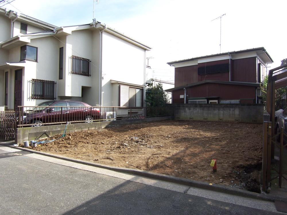 Local photos, including front road. Height difference between the road and on-site without! Car is two spaces & 4LDK! 