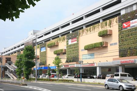 Shopping centre. Tressa is a major shopping mall, which is composed of a 1800m about more than 200 of the tenant to Yokohama.