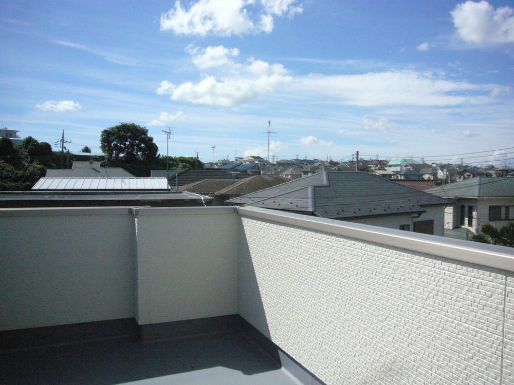 Balcony. Building 2 is the very best sense of openness in with roof balcony! 2013 October 8 shooting