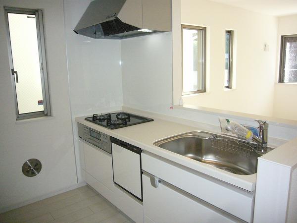 Kitchen. Water filter ・ It is face-to-face system kitchen with a dishwasher. Building 2, 2013 October 8 shooting