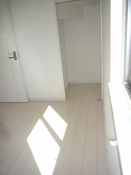 Non-living room. Storage space is plenty. Building 2, 2013 October 8 shooting