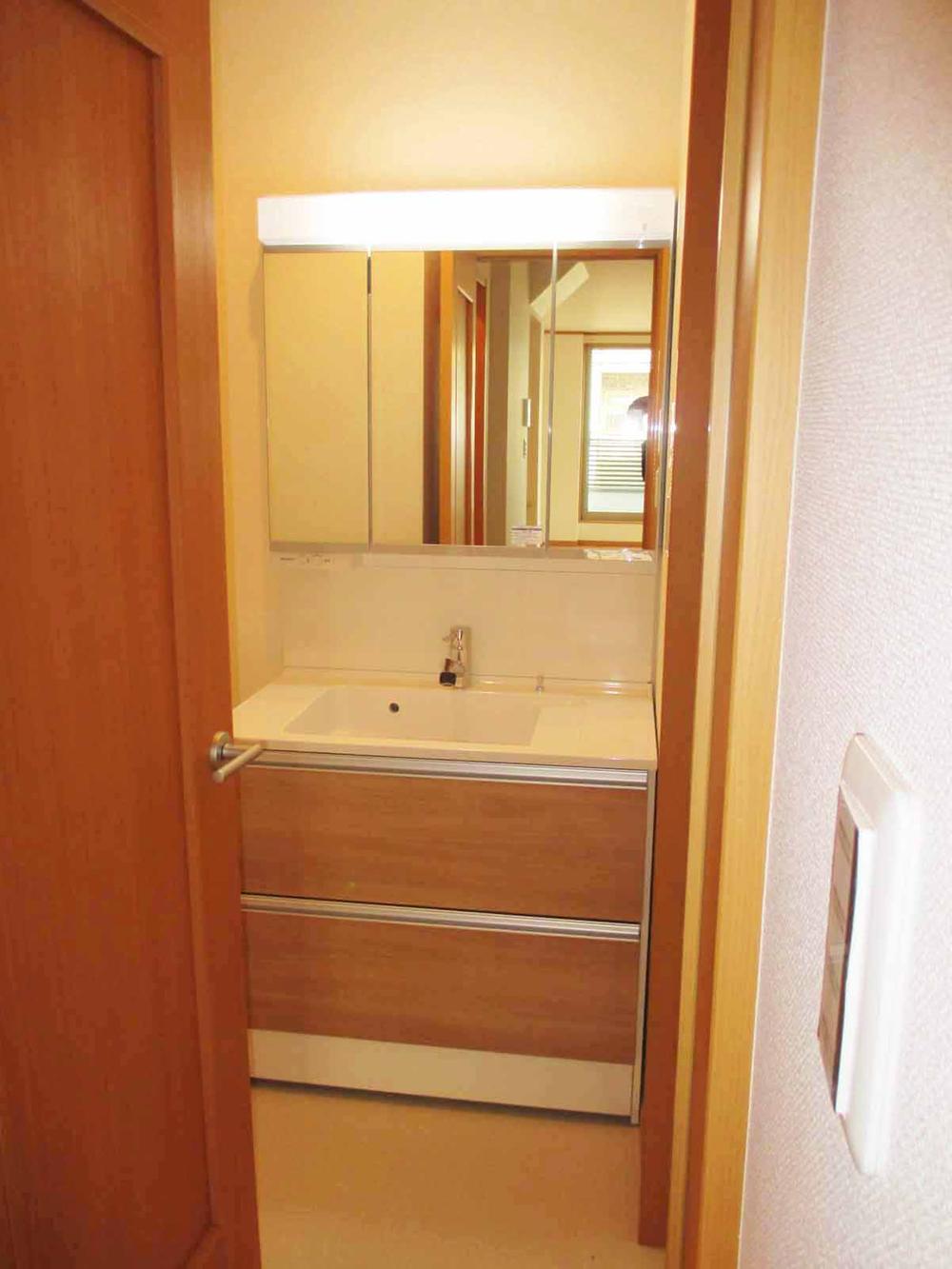 Wash basin, toilet. Indoor (12 May 2013) Shooting