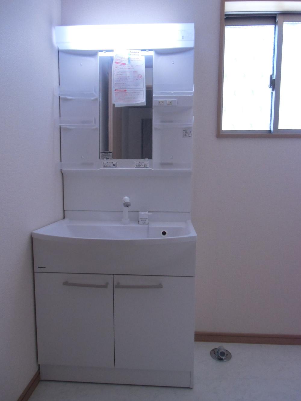 Wash basin, toilet. Indoor (09 May 2013) Shooting