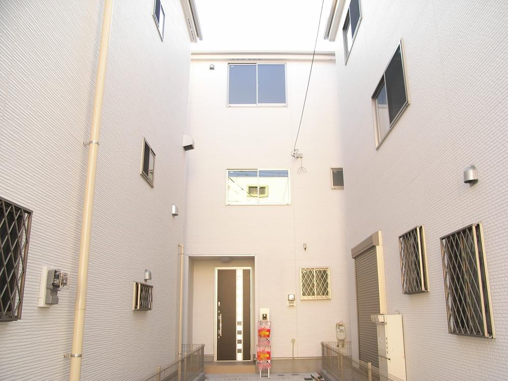 Local appearance photo. Local (11 May 2013) Shooting