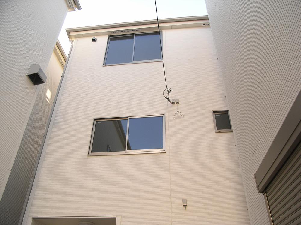 Local appearance photo. 1-minute walk to the bus stop!