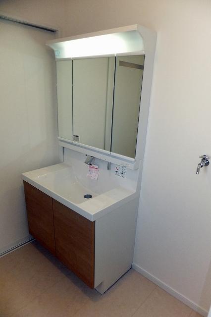 Wash basin, toilet. Indoor (May 23, 2013) Shooting