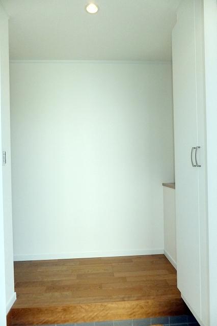 Entrance. Indoor (May 23, 2013) Shooting