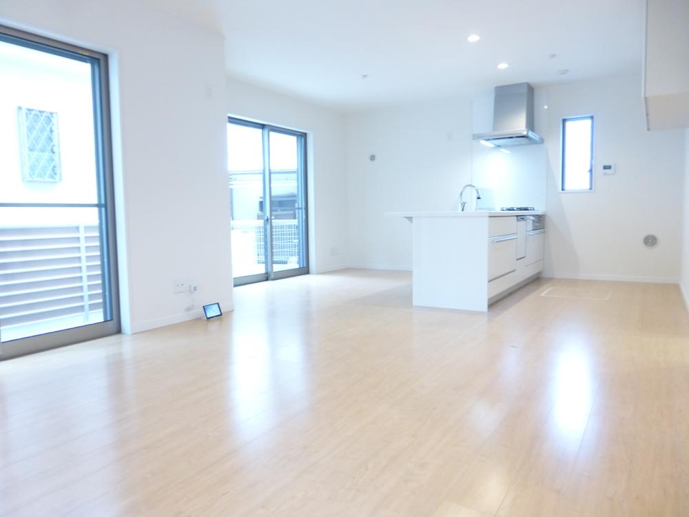 Living. 2013 October 22, shooting A Building