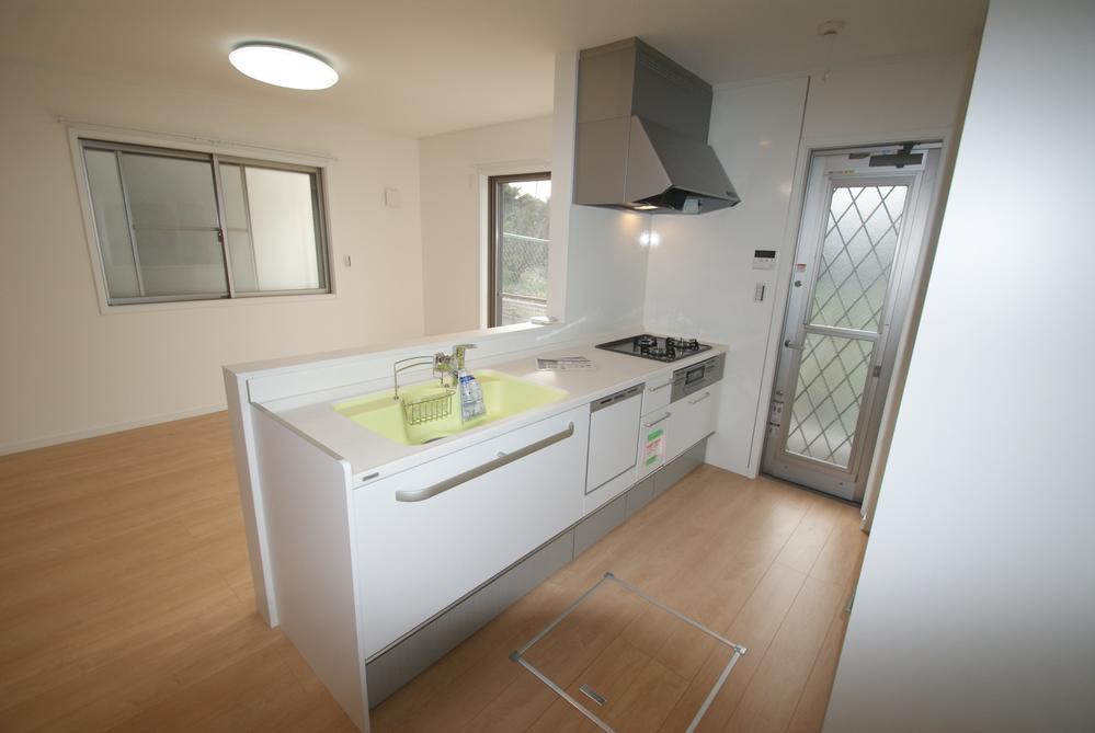 Kitchen. Dishwasher & water purifier is to counter the type of kitchen is standard equipment. (A Building local photo)