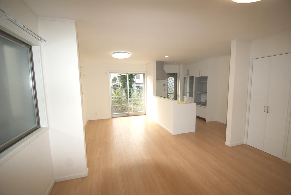 Living. Spacious LDK of building A is about 20 Pledge. (A Building local photo)