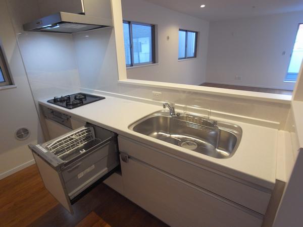 Kitchen. With dishwasher face-to-face kitchen (4 Building: 2013 December shooting)