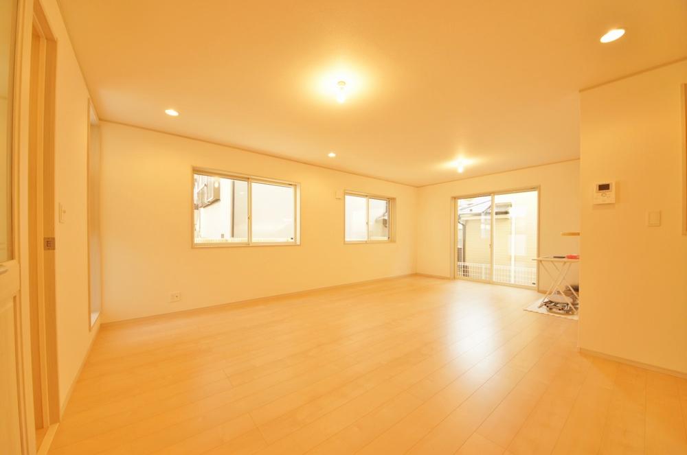 Living. Indoor (11 May 2013) Shooting, Windows are many bright living.