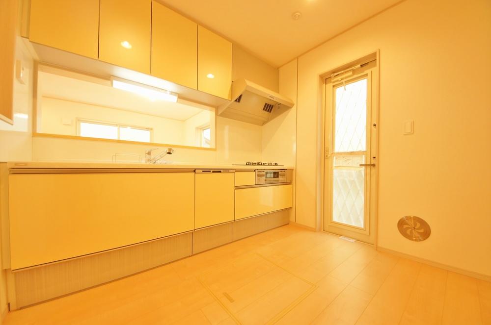 Kitchen. Indoor (11 May 2013) Shooting, Dishwasher ・ This is a system kitchen with water purifier.