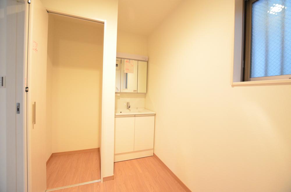 Wash basin, toilet. Indoor (10 May 2013) Shooting