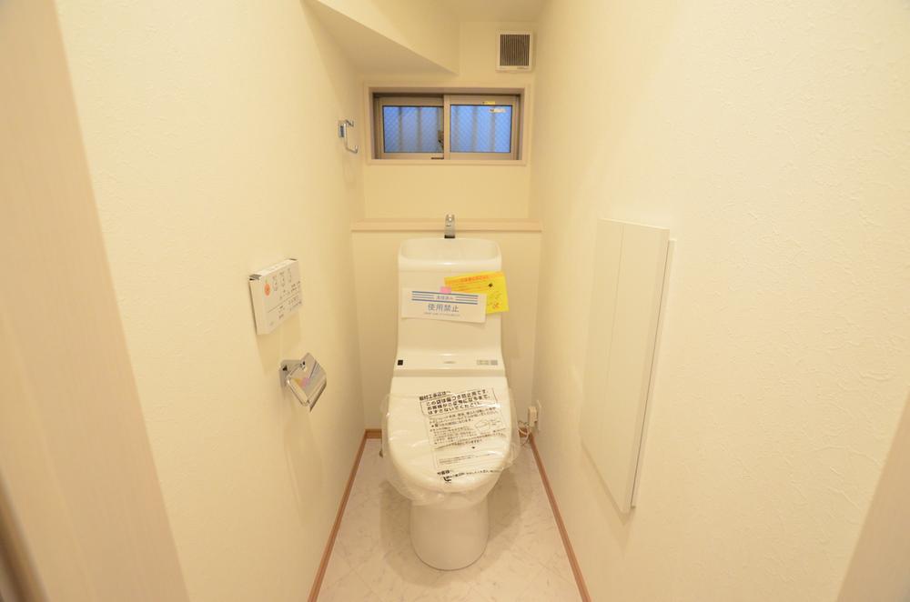 Toilet. Indoor (10 May 2013) Shooting