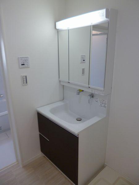 Wash basin, toilet. B Building wash basin (2013 September shooting)