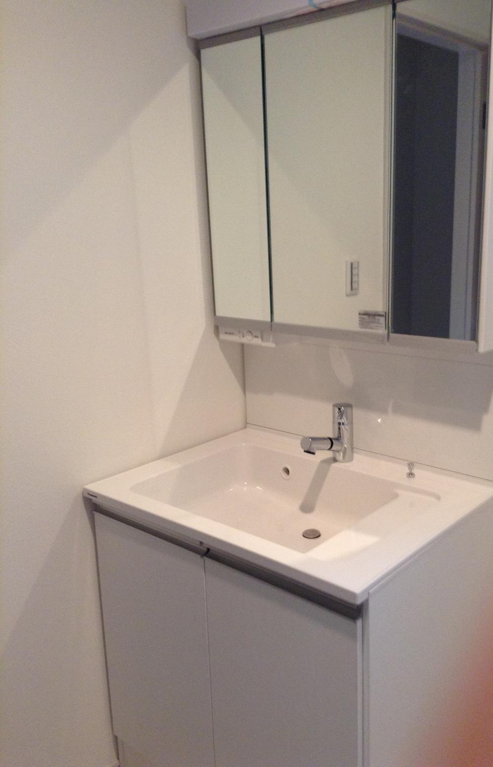 Wash basin, toilet. Local photo (B Building)