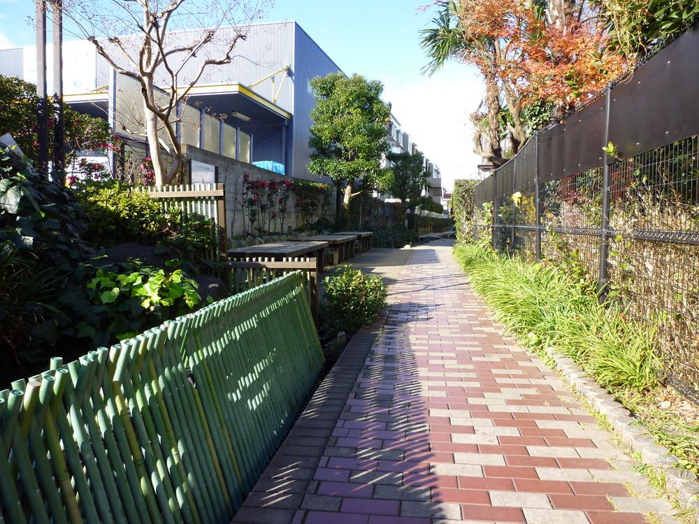 Local photos, including front road. Local (12 May 2013) Shooting