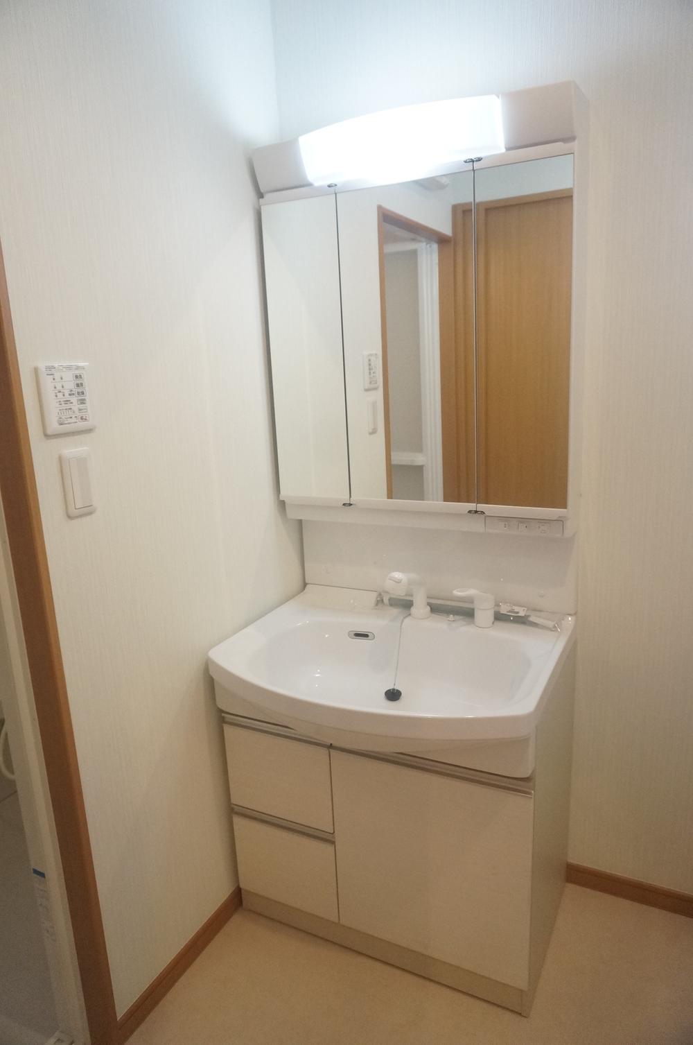 Wash basin, toilet. A Building Convenient three-sided mirror type