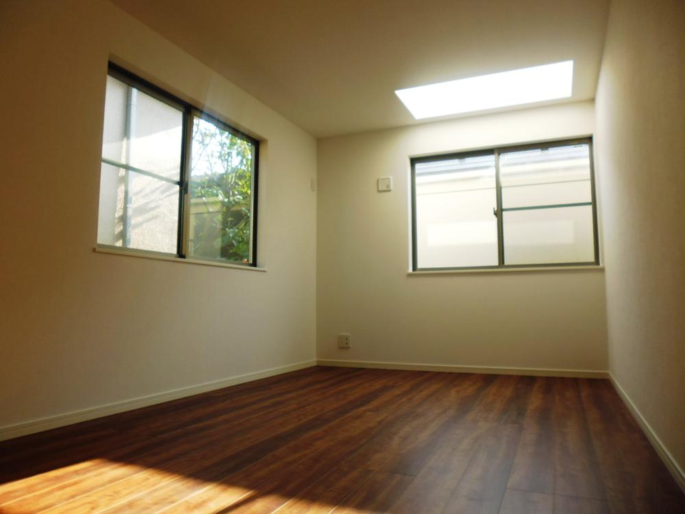 Non-living room. 7.1 Pledge Western-style