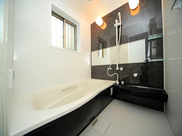 Bathroom. Hitotsubo bathroom to put afield! Relax time when entering alone, The gatherings when you enter in the family!