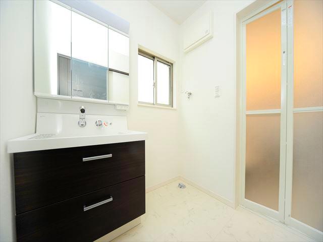 Wash basin, toilet. Vanity was extremely ease of use and clean